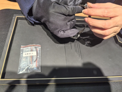 南京西路店长风韵犹存的燕姐再给我细心的撕去所有贴膜！