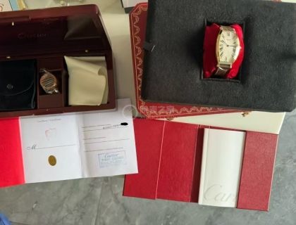 CPCP的标配一般是两个表盒，一个传统的，一个红木的；
后者里面有目镜和旅行表袋；难得这只齐全，分毫不差；