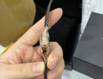 侧面的S标是深刻的 很有质感