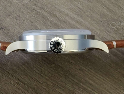 表冠上镌刻有浪琴“LONGINES”经典 LOGO，四周采用防滑纹理设计，方便佩戴者进行操作，调校时间。