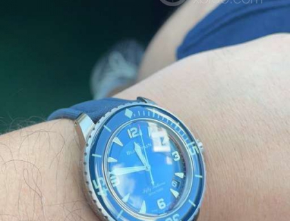 我认为纯正的蓝色表盘，就是大到，我近20的腕周也觉得它大！