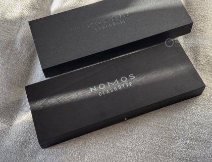 木质表盒设计很简单。很符合 NOMOS 的品牌风格。