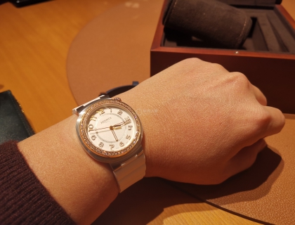 抢在女王之前先上手，来一张纪念照。别说这个尺寸，36mm，我觉得男人可以带。我手腕17.5cm。