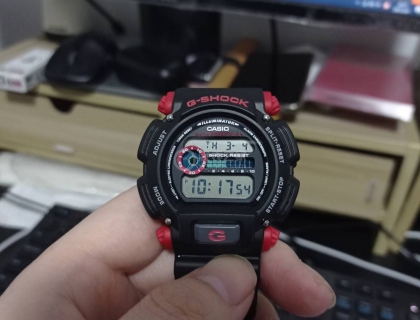 这块DW-9052是我觉得最好看的G-shock，布局合理，红黑配色，还带两个假的排氦阀，不知道为什么没继续出GW系列