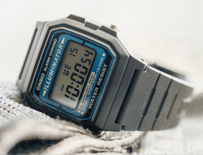 一贯的Casio ‘F’系手表八角形设计。