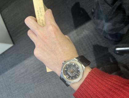 在工位上“臭美”一下，我就这一件红毛衣，别说红色是挺显白，还挺有新年气氛。