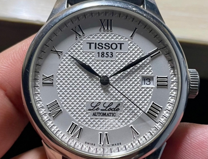 正面，明显“TISSOT“变成了[b]TISSOT[/b]（字体更粗）{:8_220:}