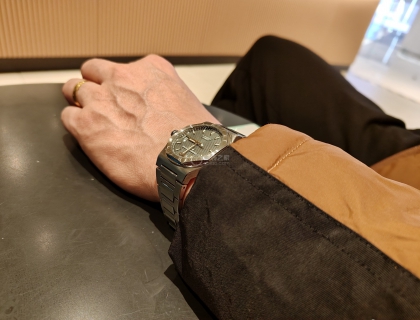 38毫米表径尺寸恰到好处，不压袖口，整体更纤细和轻薄