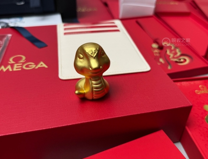 专柜送的小金蛇，非常重，非常好看，不过肯定是镀金的，哈哈。