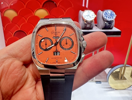 因为临近春节的关系，店铺的橱窗非常喜庆，我和大红色来张合照沾沾新年喜气。表盘的红色官方名称叫西瓜红，但实物给我的感觉像是掺了橙色的红色。无论如何，是我很喜欢的颜色，有红色系的张扬和热烈，但也没有大红那样红的俗气，这种颜色的饱和度我认为是刚刚好。
