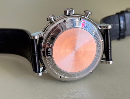 IWC用7750自己嫌丢人，所以弄了好几圈圆形的拉丝。但不得不说质感还行（P.S.：拉丝是橙色的是背景里的橙色反射出来的效果）
