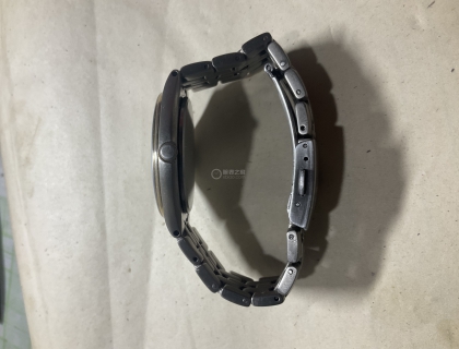 厚度在能接受的范围内。比卡西欧那种一大块还是舒服些