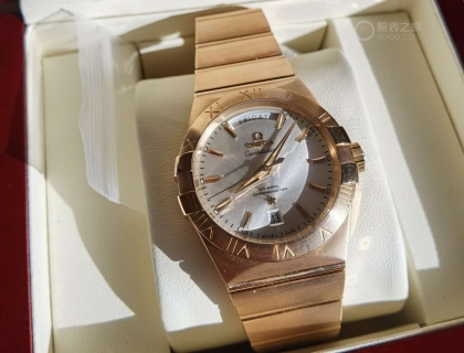 欧米茄双历星座123.50.38.22.02.001一只，全18K玫瑰金，还带有夜光显示