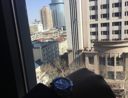 这周末调休，周六得上班，好不容易周六下班，客户打电话过来催我帮他修改合同，我在事务所里还有一堆文件要处理，被迫在周日去事务所加班，从10点干到下午四点多钟才结束。累得半死不活，下周一又要开庭，根本没时间休息。这行真不像大家想的年薪百万起步又很清闲。