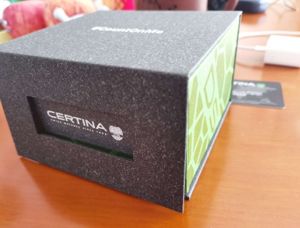 表盒是布质感的方盒，侧面是龟背纹样的绿色，呼应品牌的海龟logo