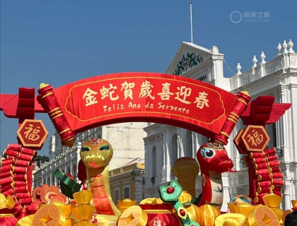 澳门大三巴牌坊附近，真的很多游客
