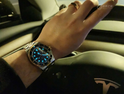 间金黑的夜光效果  劳力士潜航者日历型