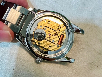 用开盖工具旋开后盖