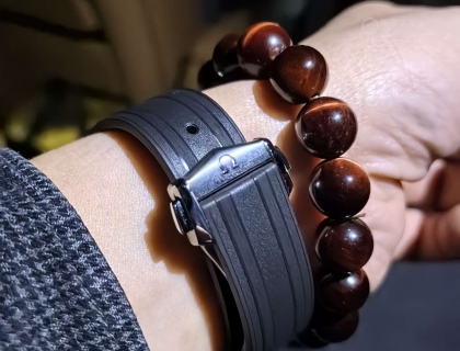 折叠扣胶带，佩戴很轻盈，比老款钢带不止舒服一点点