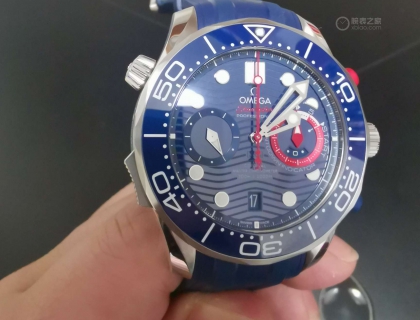 正面：蓝色表盘，秒表计时，帆船计时。