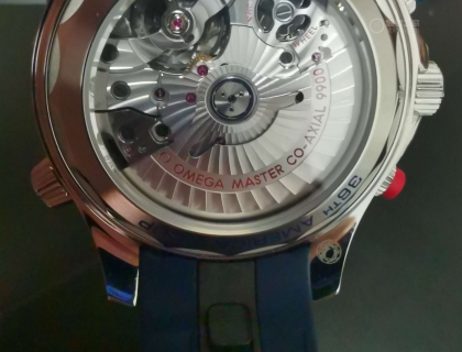 背面：背透9900机芯。