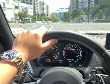 这个配色和蓝天白云宝马标很配啊 后面慢慢也换了车