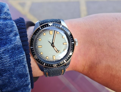 瑞士制表品牌豪利时（Oris）与日本牛仔品牌桃太郎（Momotaro Jeans）的跨界合作，堪称瑞士钟表工艺与日式职人故事的完美融合与碰撞。表款以豪利时经典的65年复刻版潜水腕表为原型，配以桃太郎引以为豪的牛仔工艺，展现出的复古韵味，即使是在钟表品类如此繁复的当下，也是极具特色和强烈个性的存在。