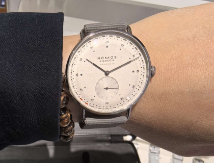环形日历显示。NOMOS Glashütte Metro neomatik 41 [update] 腕表 (Ref. 1165）荣获美国芝加哥优良设计奖 (Good Design®Award)，并被冠以"