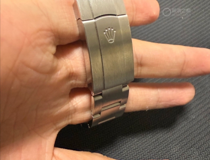 蚝式的表扣十分便捷，表带也很舒适