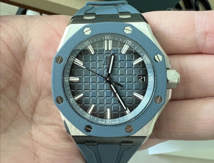 橡胶表圈，白金指针的前端有白色涂层，很特别