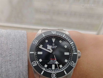 一行红字，真是黑色盘面上完美的点缀