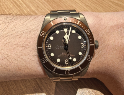 39mm的盘面 表耳到表耳48mm 11.9mm的厚度 可以说佩戴很舒适