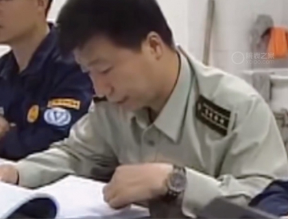在看纪录片 杨利伟手上带着一块表， 很眼熟