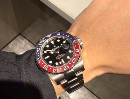 室内灯光下又呈现出另外一种感觉。