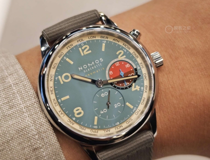 Club Sport Neomatik 790.S4——冰川蓝灰表盘诠释冰川的冷峻橙黑对比如冰原上的晨昏光影纪念极光下的求婚或登顶时刻