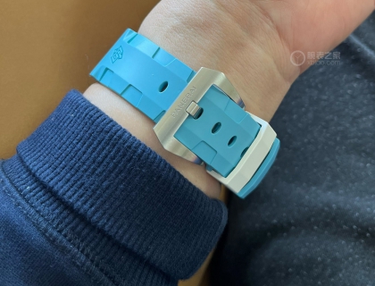 还搞了撞色设计