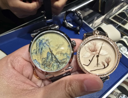 旁边还有个男款千里江山，也挺好看，可惜性价比较低。