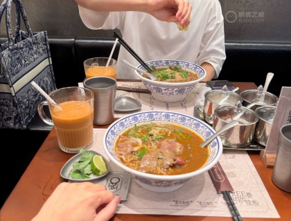 吃个面感觉重量偏重 不端碗嗦面喜提一件油花衣服