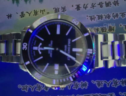 陶瓷表圈很有质感，他的夜光效果也不错。