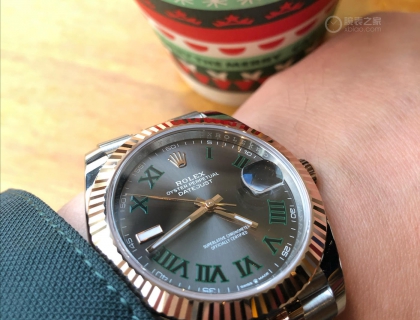 请教玫瑰间金绿萝最适合搭配什么样的着装？