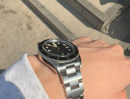 在外面等肯德基，随手一拍。阳光下的刻度显得更加高级