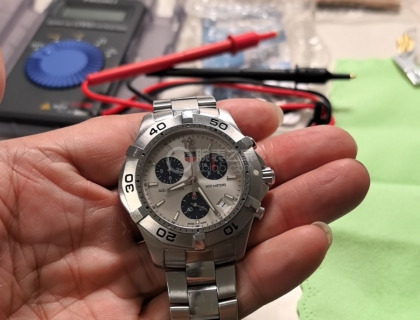 老家伙已经20多年了，电池换了7、8次了，求助表友看看这款机芯是什么型号？