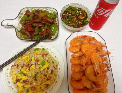 周末家里看看书，赏赏表，做做饭，很是惬意，很喜欢独居生活！