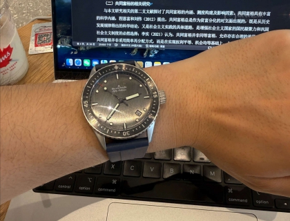 把原装nato表带换了某宝的橡胶带，感觉更好看