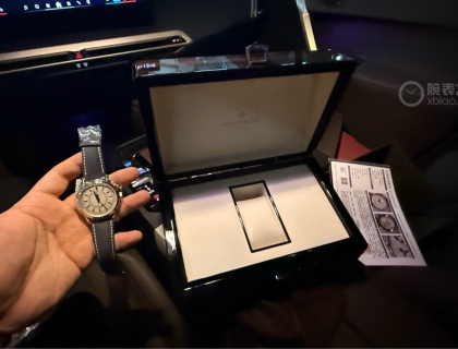 快递签收完放车上用冷光源看看，靠，实物真的好看，比照片好看太多，而且没想到还有点分量，精钢的居然比5396G的白金要重点，不错心里暗想这次选对了