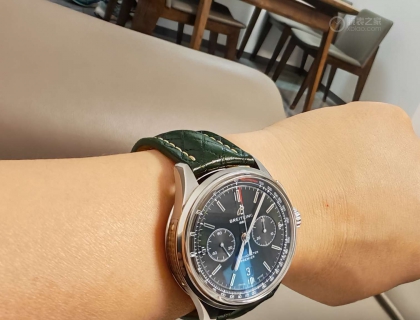 不同角度呈现颜色不同