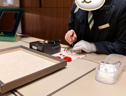 来专柜，享受了一下专业的调整表带服务。刚截完表带还挺烫，柜姐拿的设备看起来很专业。