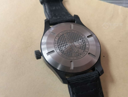 背面的飞机图案，我一直在纠结是什么型号的战斗机，望知道的朋友可以告知。