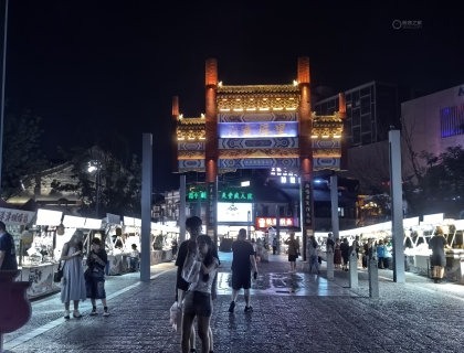 这边夜市人很多，怕吃坏肚子，没敢去品尝。