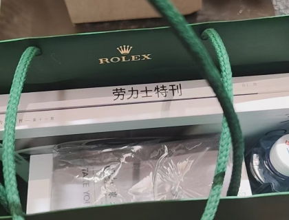 销售姐姐送了我两本劳家特刊，头一次被服务有这样的感觉，还是说以前也有是我没碰到😂😂😂